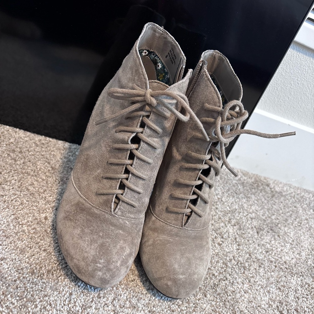 Seychelles Grey Suede Stylish Women's Lace-Up Ankle Boots size 8